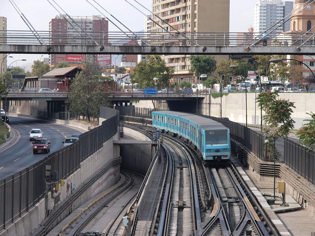 Santiago - metro u Los Heroes2.jpg